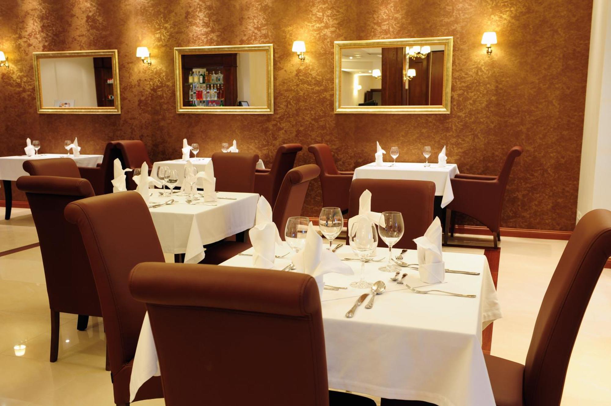ינוביץ' Hotel Kazimierski Zdroj מראה חיצוני תמונה