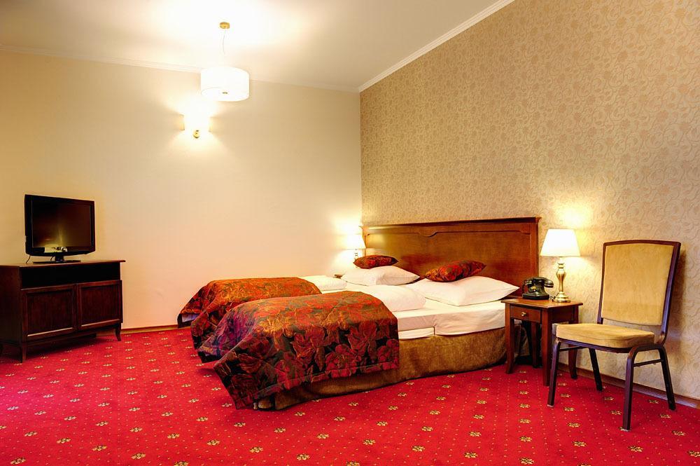 ינוביץ' Hotel Kazimierski Zdroj מראה חיצוני תמונה